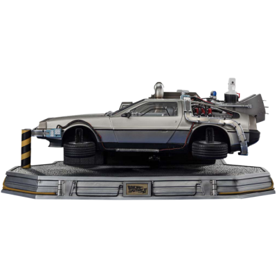 Масштабная модель DeLorean из фильма Назад в будущее 2